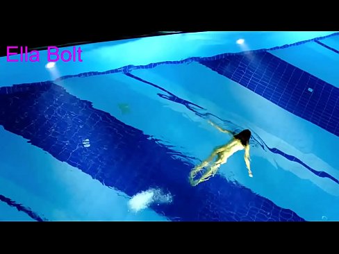 ❤️ Non podo deixar de mirar, unha moza loira que é sorprendida nadando espida na piscina do resort ELLA BOLT ️ Follar en % gl.bdsmquotes.xyz % ❌️❤